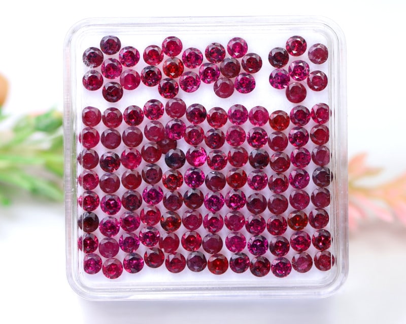 17.0Ct Natural Wholesale Unheated 2.7mm Rhodolite Garnet Lot - Ceylon Gemstone - Round Faceted: Ksmith Jewels Global Welcome to our auction house, today auction brought to you by Ksmith Jewels Global based in Penang, Malaysia specialize in all kinds of opal and color gemstone both in manufacturi