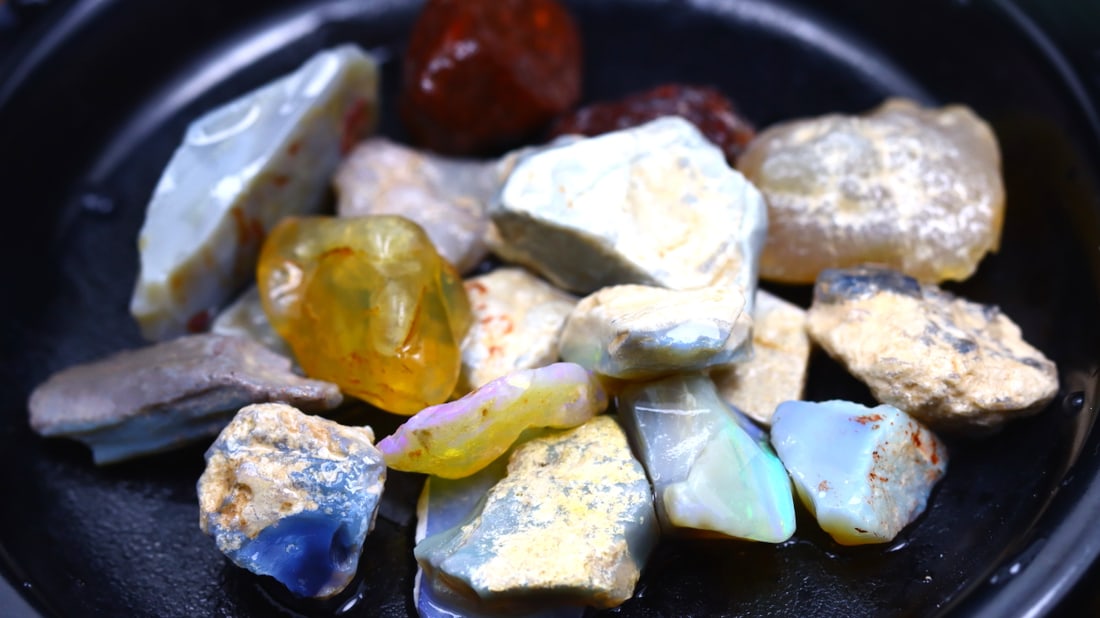 Rare Opal Fossil Lightning Ridge Fossilized Opal 100.90cts 16.6x11.1x10MM: Ksmith Jewels Global Welcome to our auction house, today auction brought to you by Ksmith Jewels Global based in Penang, Malaysia specialize in all kinds of opal and color gemstone both in manufacturi