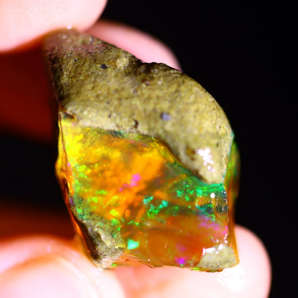 31Ct Crystal Opal Specimen - Ethiopian Opal - Crystal Raw Rough: Ksmith Jewels Global Welcome to our auction house, today auction brought to you by Ksmith Jewels Global based in Penang, Malaysia specialize in all kinds of opal and color gemstone both in manufacturi