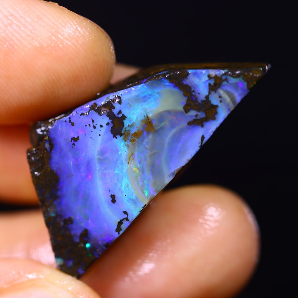 18Ct Winton Boulder Rough Opal - Australian Opal - Freeform Rough: Ksmith Jewels Global Welcome to our auction house, today auction brought to you by Ksmith Jewels Global based in Penang, Malaysia specialize in all kinds of opal and color gemstone both in manufacturi