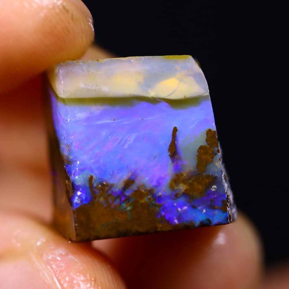 18Ct Winton Boulder Rough Opal - Australian Opal - Freeform Rough: Ksmith Jewels Global Welcome to our auction house, today auction brought to you by Ksmith Jewels Global based in Penang, Malaysia specialize in all kinds of opal and color gemstone both in manufacturi