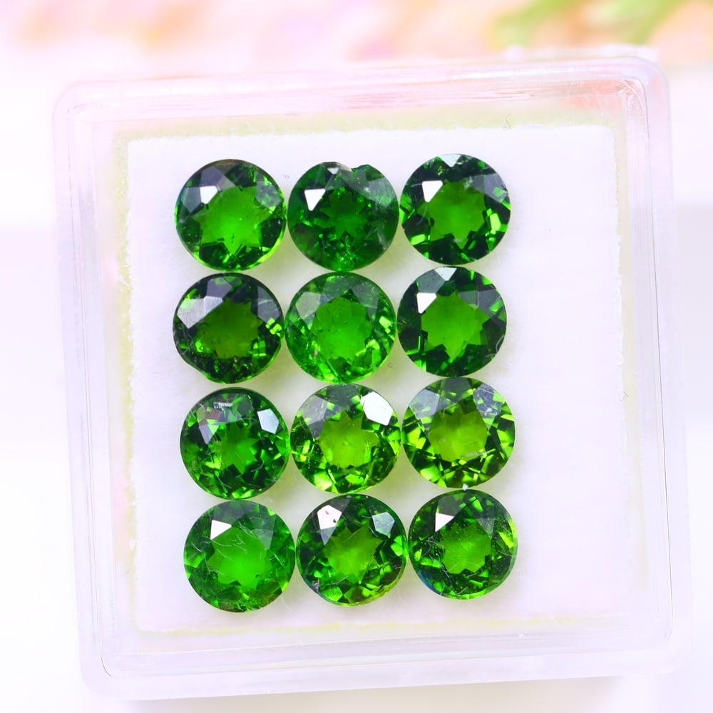 5.82Ct Green Chrome Diopside Set - 4.9mm Round Faceted: Ksmith Jewels Global Welcome to our auction house, today auction brought to you by Ksmith Jewels Global based in Penang, Malaysia specialize in all kinds of opal and color gemstone both in manufacturi