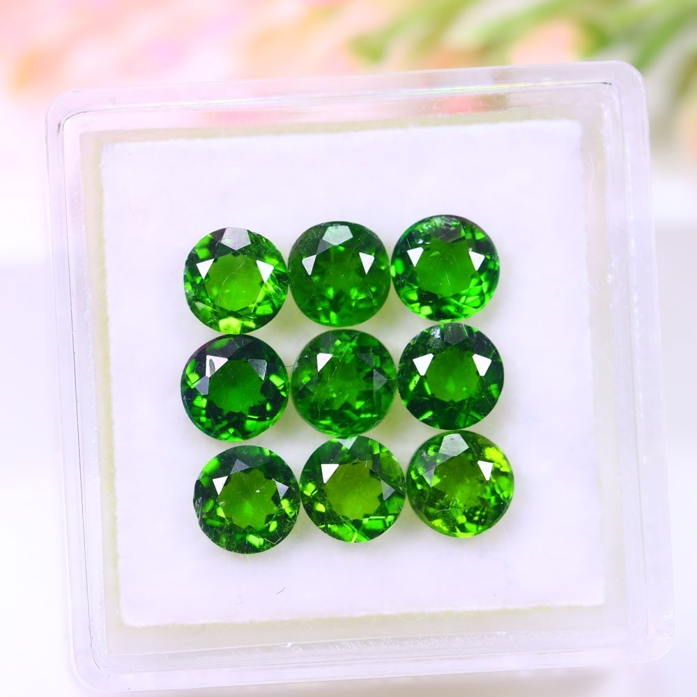 4.19Ct Green Chrome Diopside Set - 4.7mm Round Faceted: Ksmith Jewels Global Welcome to our auction house, today auction brought to you by Ksmith Jewels Global based in Penang, Malaysia specialize in all kinds of opal and color gemstone both in manufacturi