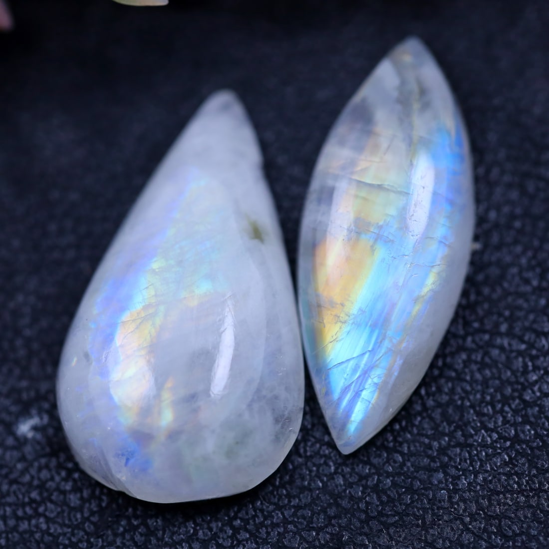 Moonstone 14.55Ct Natural Ranbow Moonstone Cabochon: Ksmith Jewels Global Welcome to our auction house, today auction brought to you by Ksmith Jewels Global based in Penang, Malaysia specialize in all kinds of opal and color gemstone both in manufacturi