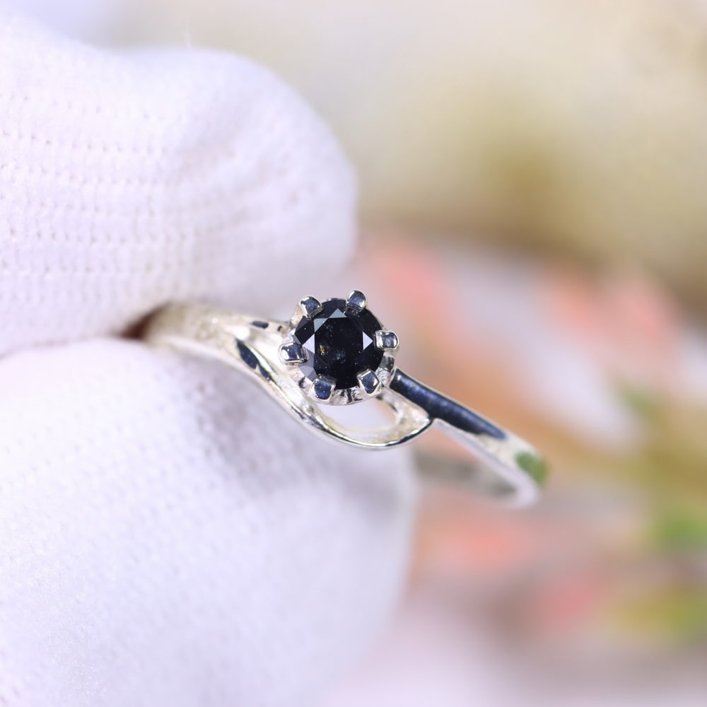 1.13g Natural Diamond Sterling Silver 925 Ring - Size US 4 - Total Diamond 0.19ct: Ksmith Jewels Global Welcome to our auction house, today auction brought to you by Ksmith Jewels Global based in Penang, Malaysia specialize in all kinds of opal, diamond and color gemstone both in ma