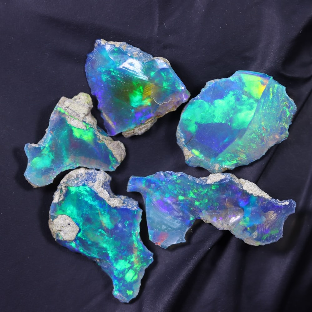 12.1Ct Opal Chip of Rough - Ethiopian Opal: Ksmith Jewels Global Welcome to our auction house, today auction brought to you by Ksmith Jewels Global based in Penang, Malaysia specialize in all kinds of opal and color gemstone both in manufacturi