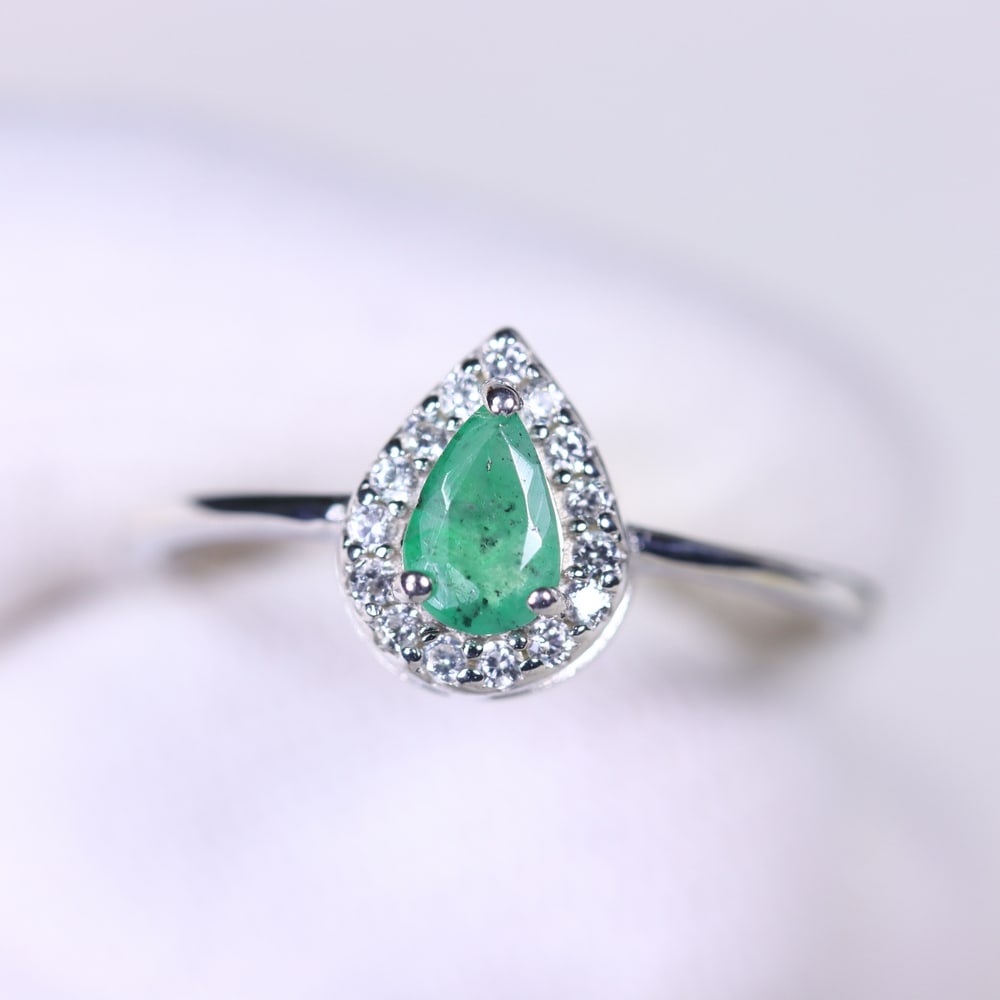 US7 Emerald Ring - 925 Sterling Silver - Plated White Gold: Ksmith Jewels Global Welcome to our auction house, today auction brought to you by Ksmith Jewels Global based in Penang, Malaysia specialize in all kinds of opal and color gemstone both in manufacturi