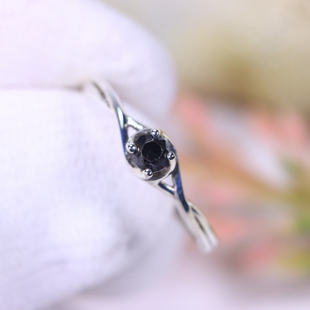 1.02g Natural Diamond Sterling Silver 925 Ring - Size US 5 - Total Diamond 0.18ct: Ksmith Jewels Global Welcome to our auction house, today auction brought to you by Ksmith Jewels Global based in Penang, Malaysia specialize in all kinds of opal, diamond and color gemstone both in ma