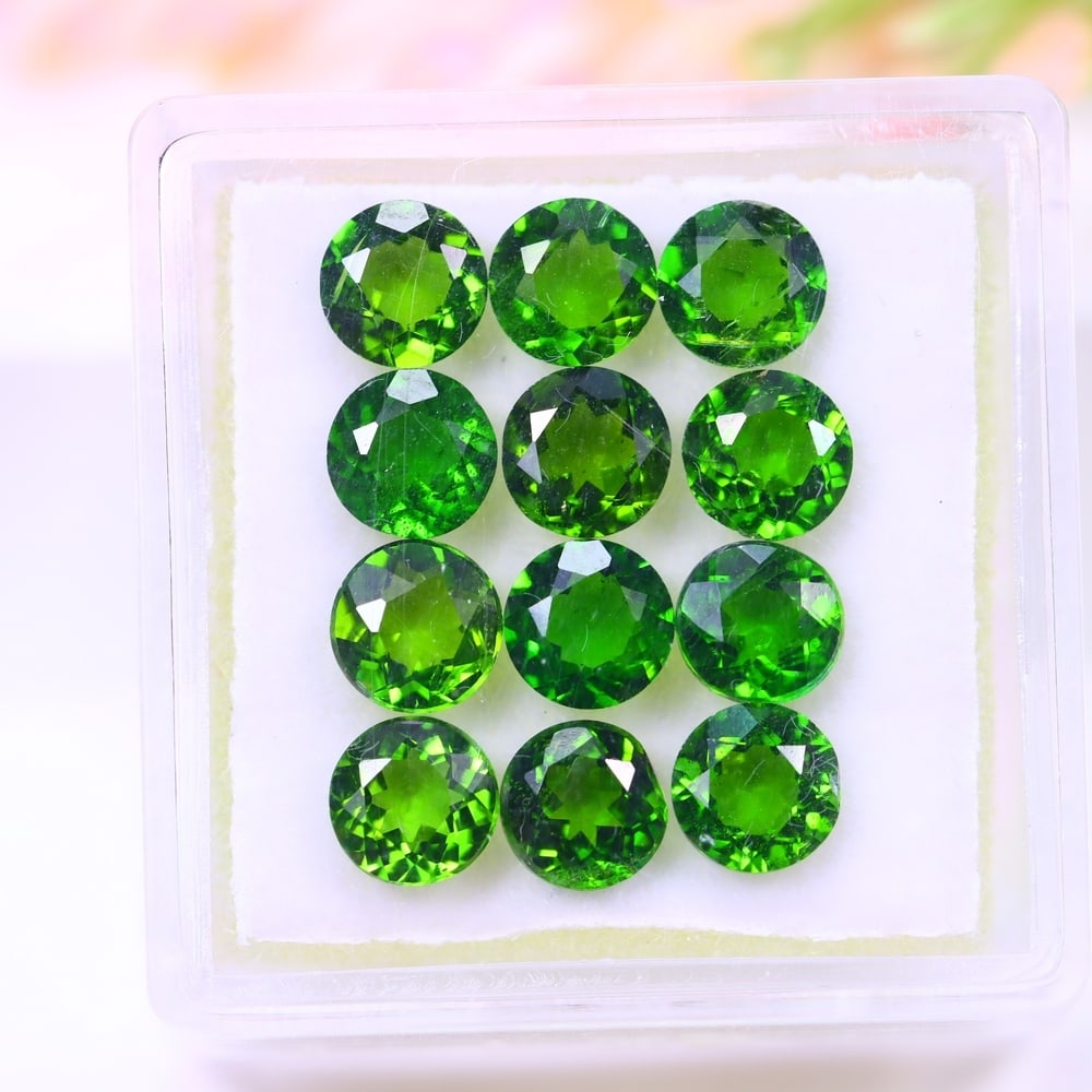 5.63Ct Green Chrome Diopside Set - 4.9mm Round Faceted: Ksmith Jewels Global Welcome to our auction house, today auction brought to you by Ksmith Jewels Global based in Penang, Malaysia specialize in all kinds of opal and color gemstone both in manufacturi