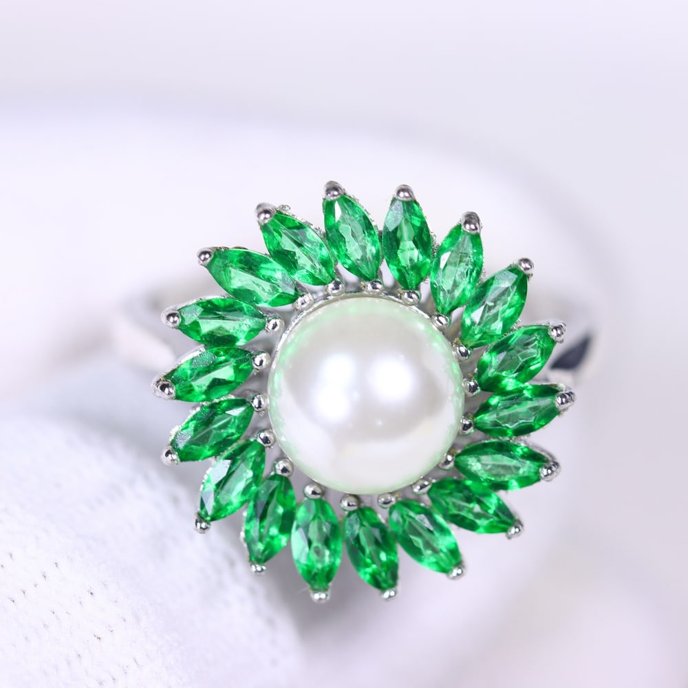 US8 Pearl & Green Topaz Ring - 925 Sterling Silver - Plated White Gold: Ksmith Jewels Global Welcome to our auction house, today auction brought to you by Ksmith Jewels Global based in Penang, Malaysia specialize in all kinds of opal and color gemstone both in manufacturi