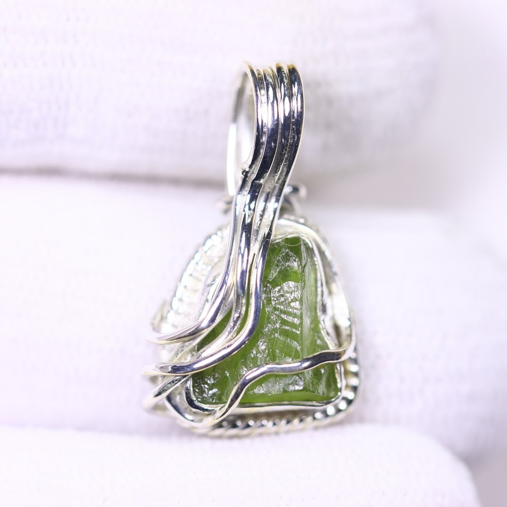 *3.00g Crystal Rock Wire Wrap Pendant - 925 Silver: Ksmith Jewels Global Welcome to our auction house, today auction brought to you by Ksmith Jewels Global based in Penang, Malaysia specialize in all kinds of opal and color gemstone both in manufacturi