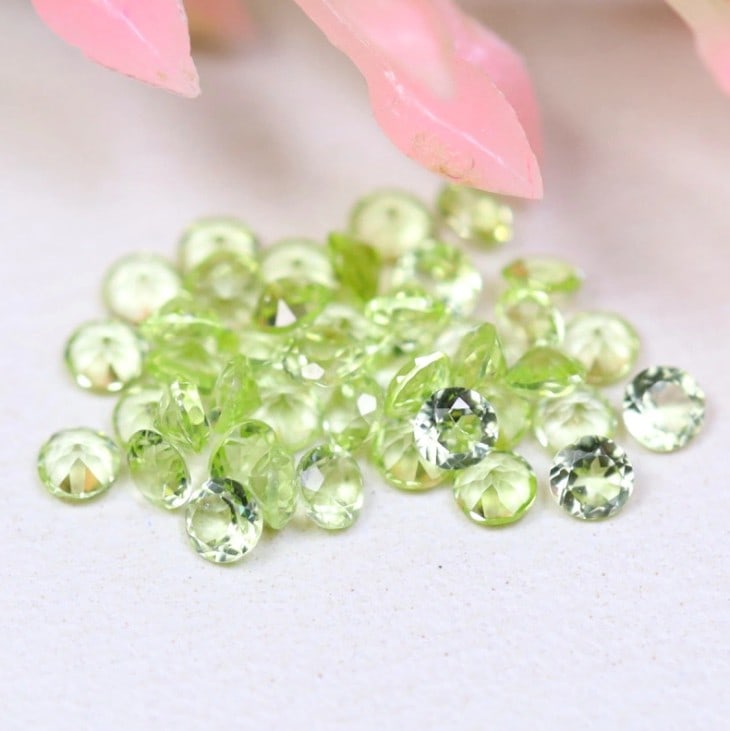 Peridot 2MM 1.22Ct Natural Round Cut Light Green Peridot Lot: Ksmith Jewels Global Welcome to our auction house, today auction brought to you by Ksmith Jewels Global based in Penang, Malaysia specialize in all kinds of opal and color gemstone both in manufacturi