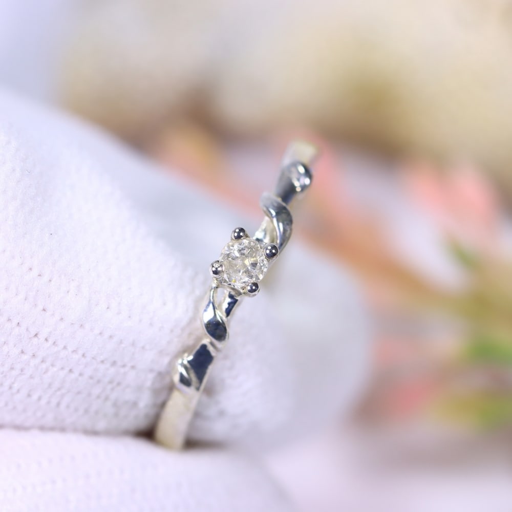 1.03g Natural Diamond Sterling Silver 925 Ring - Size US 6 - Total Diamond 0.08ct: Ksmith Jewels Global Welcome to our auction house, today auction brought to you by Ksmith Jewels Global based in Penang, Malaysia specialize in all kinds of opal, diamond and color gemstone both in ma