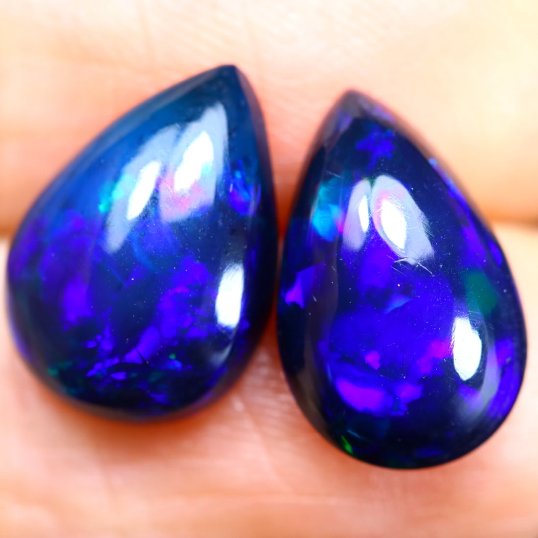 4.06Ct Natural Flashy Rainbow Ethiopian Smoked Welo Opal: Ksmith Jewels Global Welcome to our auction house, today auction brought to you by Ksmith Jewels Global based in Penang, Malaysia specialize in all kinds of opal and color gemstone both in manufacturi