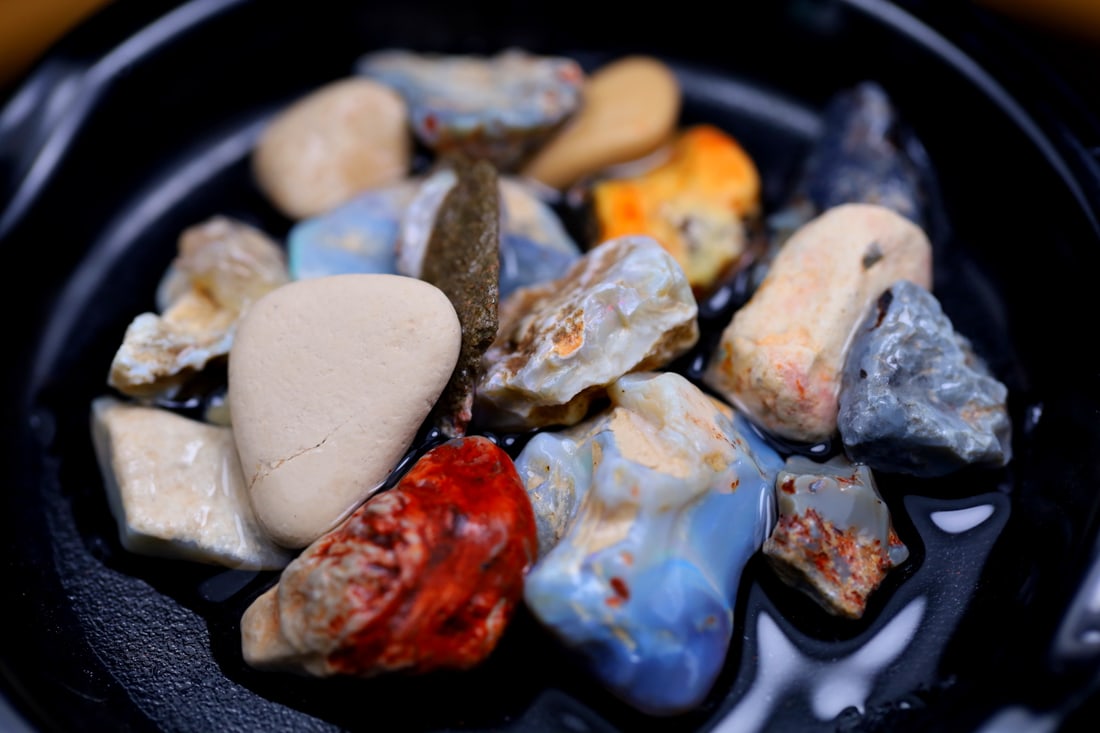 Rare Opal Fossil Lightning Ridge Fossilized Opal 100.53cts 18x14x9MM: Ksmith Jewels Global Welcome to our auction house, today auction brought to you by Ksmith Jewels Global based in Penang, Malaysia specialize in all kinds of opal and color gemstone both in manufacturi