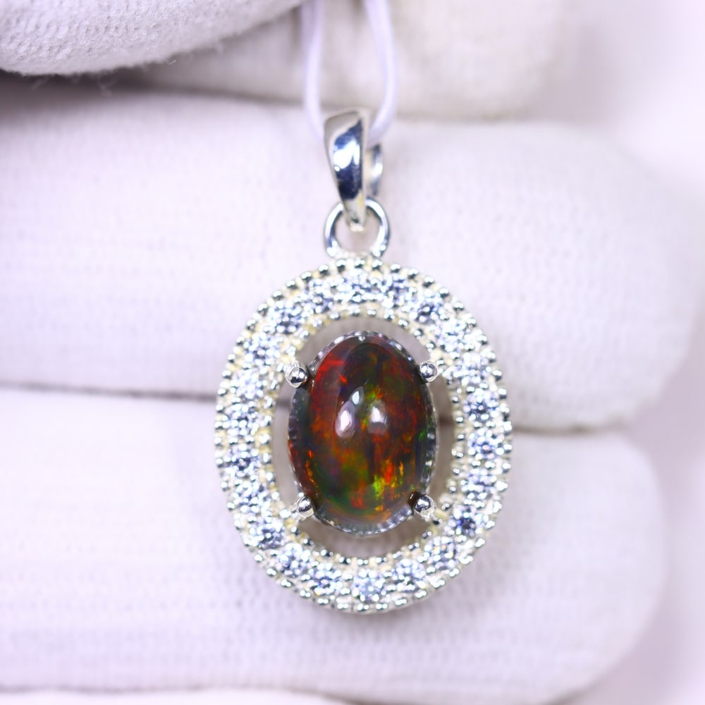 Silver Pendant with Ethiopian Black Opal 3.5grams - 925 Sterling Silver, 729B: Ksmith Heritage Auctioneers Welcome to our auction house, today auction brought to you by Ksmith Heritage Auctioneers based in Penang, Malaysia specialize in all kinds of opal and color gemstone both