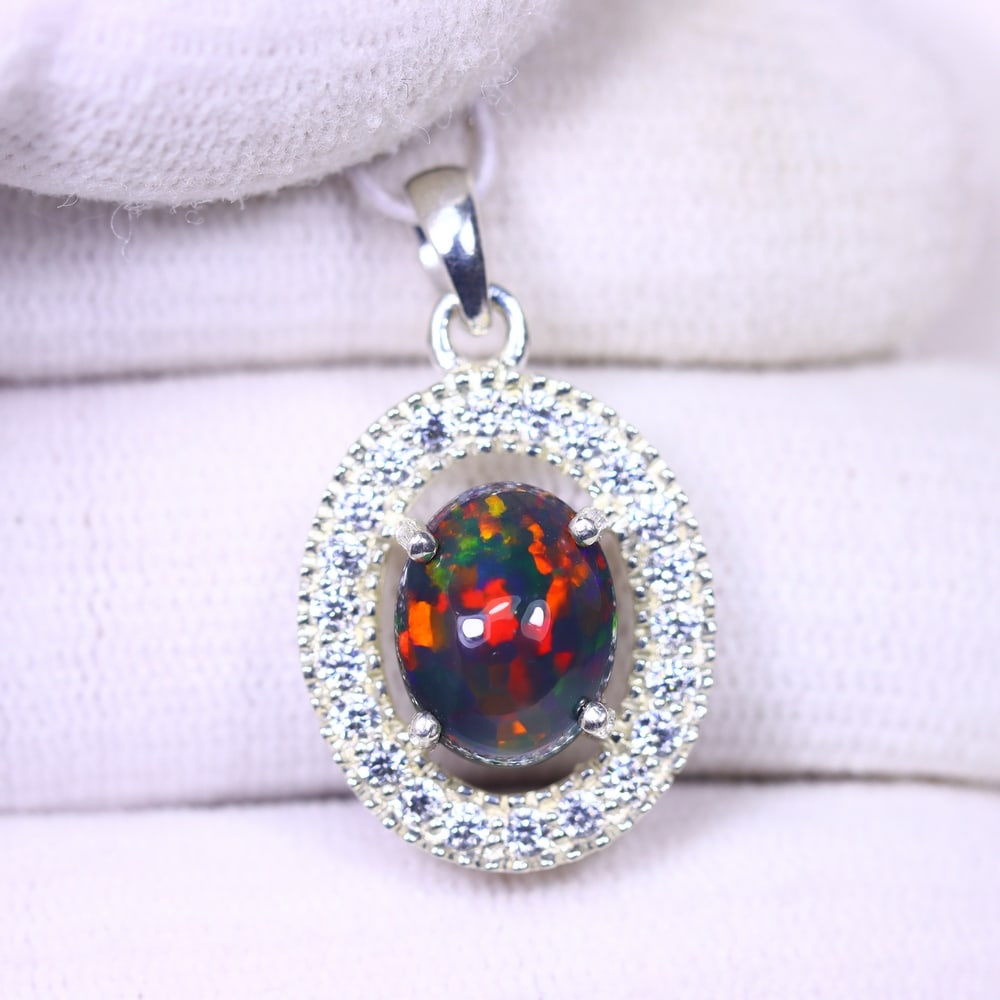 Silver Pendant with Ethiopian Black Opal 3.5grams - 925 Sterling Silver, 468B: Ksmith Heritage Auctioneers Subject: Opal & Simulated Diamond Silver Pendant Carat Weight: 3.5 grams (approx.) Dimension: Opal 10x7mm, Pendant 22x15mm