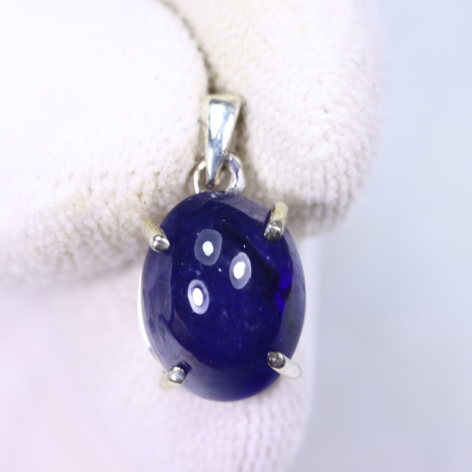 2.73g Blue Sapphire Sterling Silver 925 Pendant - Stone size approx 12x9x7mm, 346DD: Ksmith Heritage Auctioneers Subject: Blue Sapphire Pendant (925)