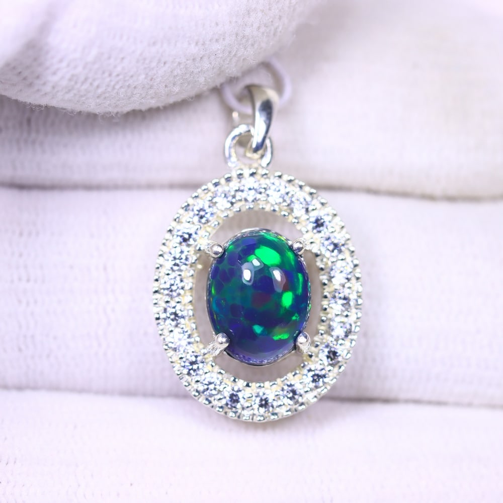 Silver Pendant with Ethiopian Black Opal 3.5grams - 925 Sterling Silver , 227E: Ksmith Heritage Auctioneers Subject: Opal & Simulated Diamond Silver Pendant Carat Weight: 3.5 grams (approx.) Dimension: Opal 10x7mm, Pendant 22x15mm