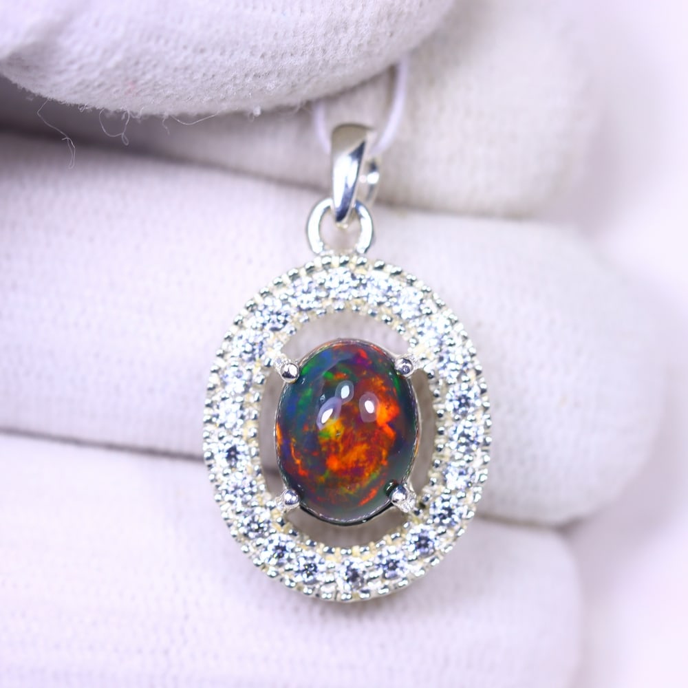 Silver Pendant with Ethiopian Black Opal 3.5grams - 925 Sterling Silver, 304B: Ksmith Heritage Auctioneers Subject: Opal & Simulated Diamond Silver Pendant Carat Weight: 3.5 grams (approx.) Dimension: Opal 10x7mm, Pendant 22x15mm