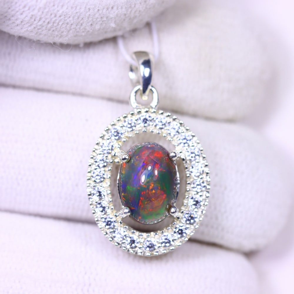 Silver Pendant with Ethiopian Black Opal 3.5grams - 925 Sterling Silver , 944E: Ksmith Heritage Auctioneers Subject: Opal & Simulated Diamond Silver Pendant Carat Weight: 3.5 grams (approx.) Dimension: Opal 10x7mm, Pendant 22x15mm