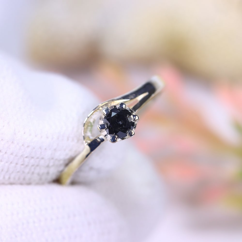 1.11g Natural Diamond Sterling Silver 925 Ring - Size US 4 - Total Diamond 0.19ct, 1050D: Ksmith Heritage Auctioneers Subject: Natural Diamond Ring (925)