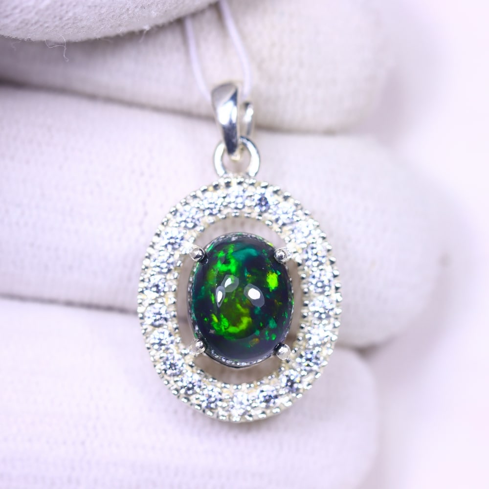 Silver Pendant with Ethiopian Black Opal 3.5grams - 925 Sterling Silver , 1164E: Ksmith Heritage Auctioneers Subject: Opal & Simulated Diamond Silver Pendant Carat Weight: 3.5 grams (approx.) Dimension: Opal 10x7mm, Pendant 22x15mm