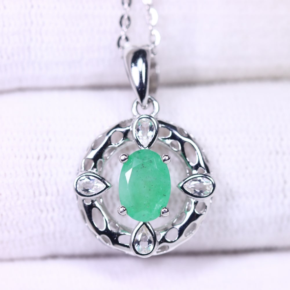 18inches Necklace Emerald & White Topaz - 925 Sterling Silver , 1179E: Ksmith Heritage Auctioneers Subject: Natural Emerald & White Topaz Origin: Thailand Carat Weight: 2.61g Dimension: Gemstone 5x7mm Type: Necklace