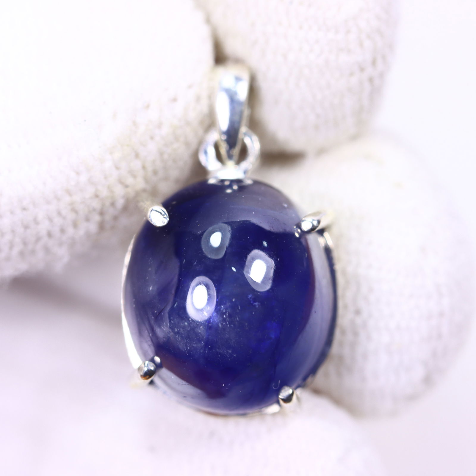 3.91g Blue Sapphire Sterling Silver 925 Pendant - Stone size approx 13x11x9mm, 351DD: Ksmith Heritage Auctioneers Subject: Blue Sapphire Pendant (925)