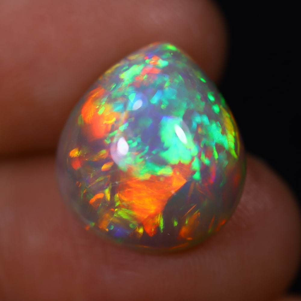 *8Ct Welo Opal Polished - Ethiopian Opal , 946E: Ksmith Heritage Auctioneers Subject: Natural Ethiopian Welo Opal Origin: Ethiopia Carat Weight: 8Ct Dimension: 15.9x14.3x8.1 mm Treatment: Natural Untreated Type: Cabochon