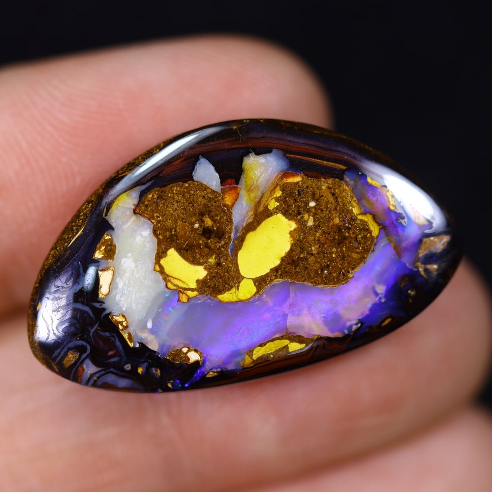 18.59Ct Boulder Opal - Australian Opal, 124B: Ksmith Heritage Auctioneers Subject: Natural Boulder Opal Origin: Australia Carat Weight: 18.56Ct Dimension: 28.3x16.7x4.6 mm Treatment: Natural Untreated Type: Cabochon, Polis
