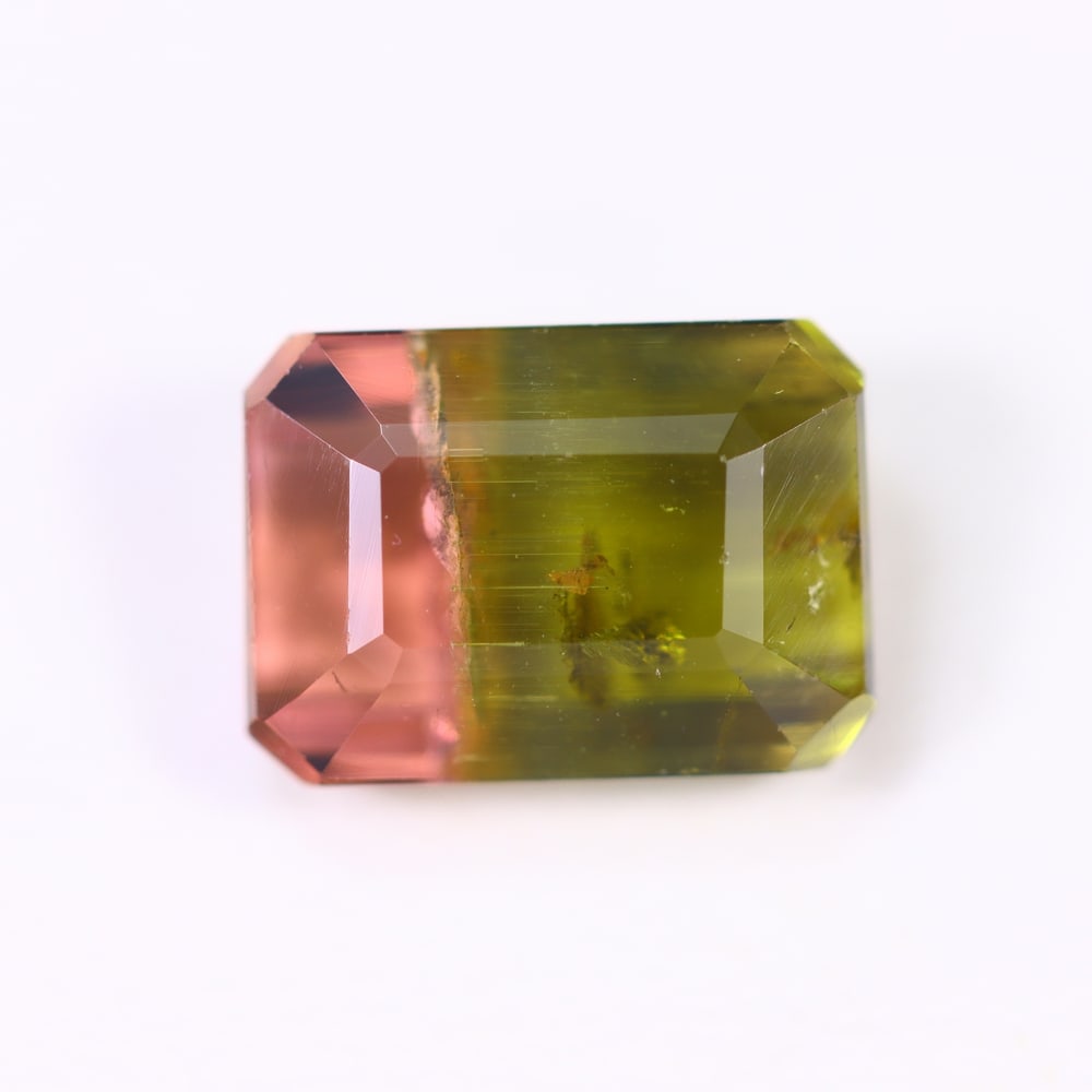 3.50cts Natural Watermelon Tourmaline - Bi-Colour Faceted Cut , 150E: Ksmith Heritage Auctioneers Subject: Natural Tourmaline Origin: Africa Carat Weight: 3.50 cts Dimension: 9.7x7x4.7 mm Type: Faceted, Polished