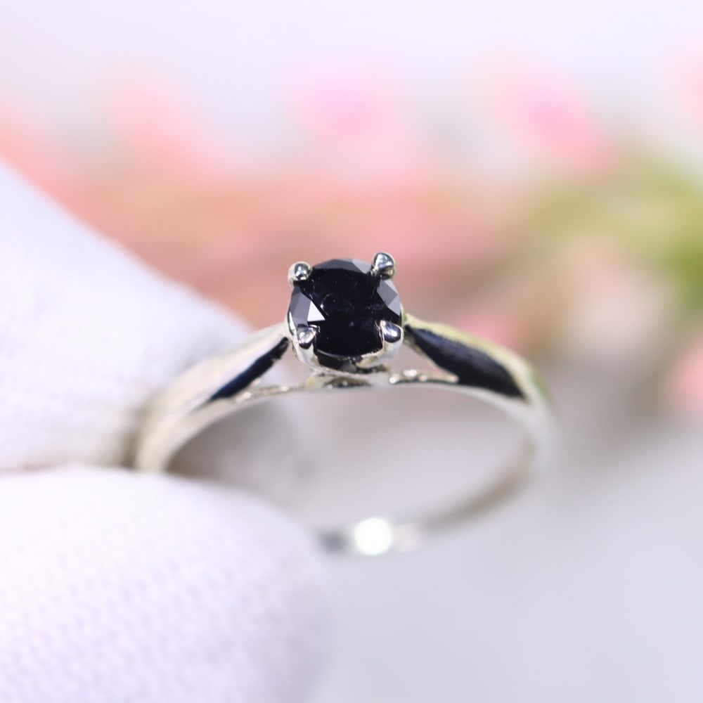 0.94g Natural Diamond Sterling Silver 925 Ring - Size US 4 - Total Diamond 0.37ct, 780D: Ksmith Heritage Auctioneers Subject: Natural Diamond Ring (925)