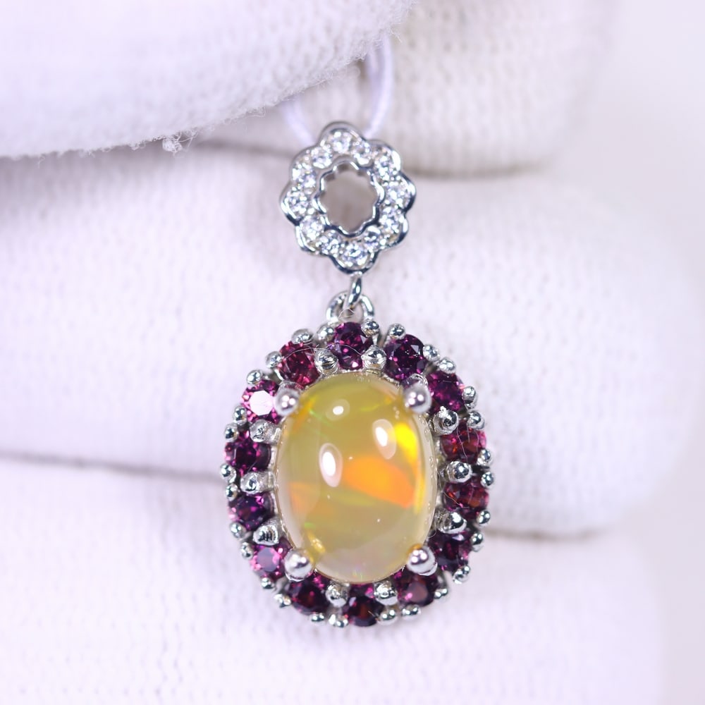Pendant Opal Zircon & Rhodolite Garnet - 925 Sterling Silver - White Gold Plated , 146E: Ksmith Heritage Auctioneers Subject: Natural Opal, Rhodolite Garnet & Zircon Origin: Thailand Carat Weight: 12.22ct Dimension: Gemstone 7x9.2mm Type: Pendant