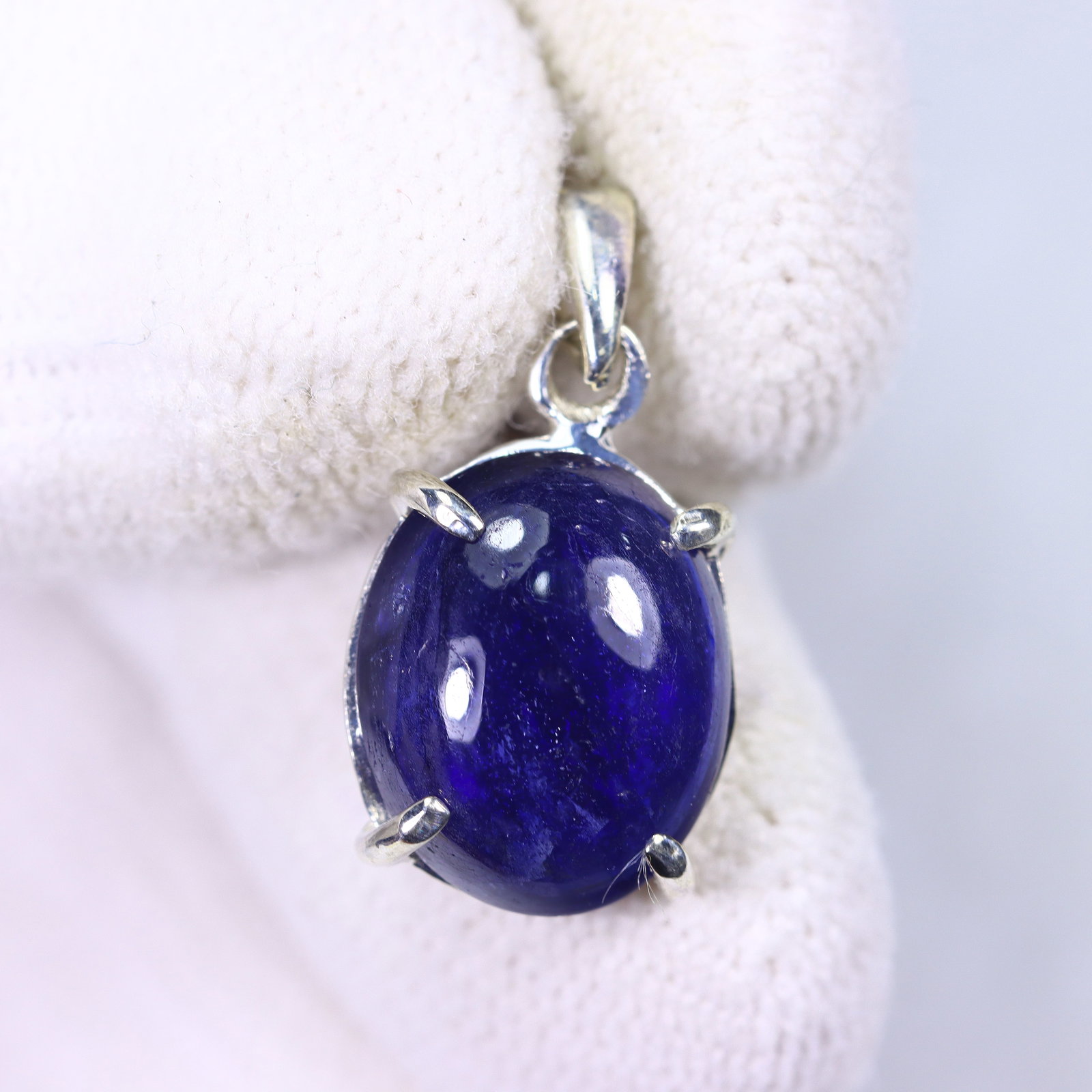1.91g Blue Sapphire Sterling Silver 925 Pendant - Stone size approx 12x10x4mm, 373DD: Ksmith Heritage Auctioneers Subject: Blue Sapphire Pendant (925)