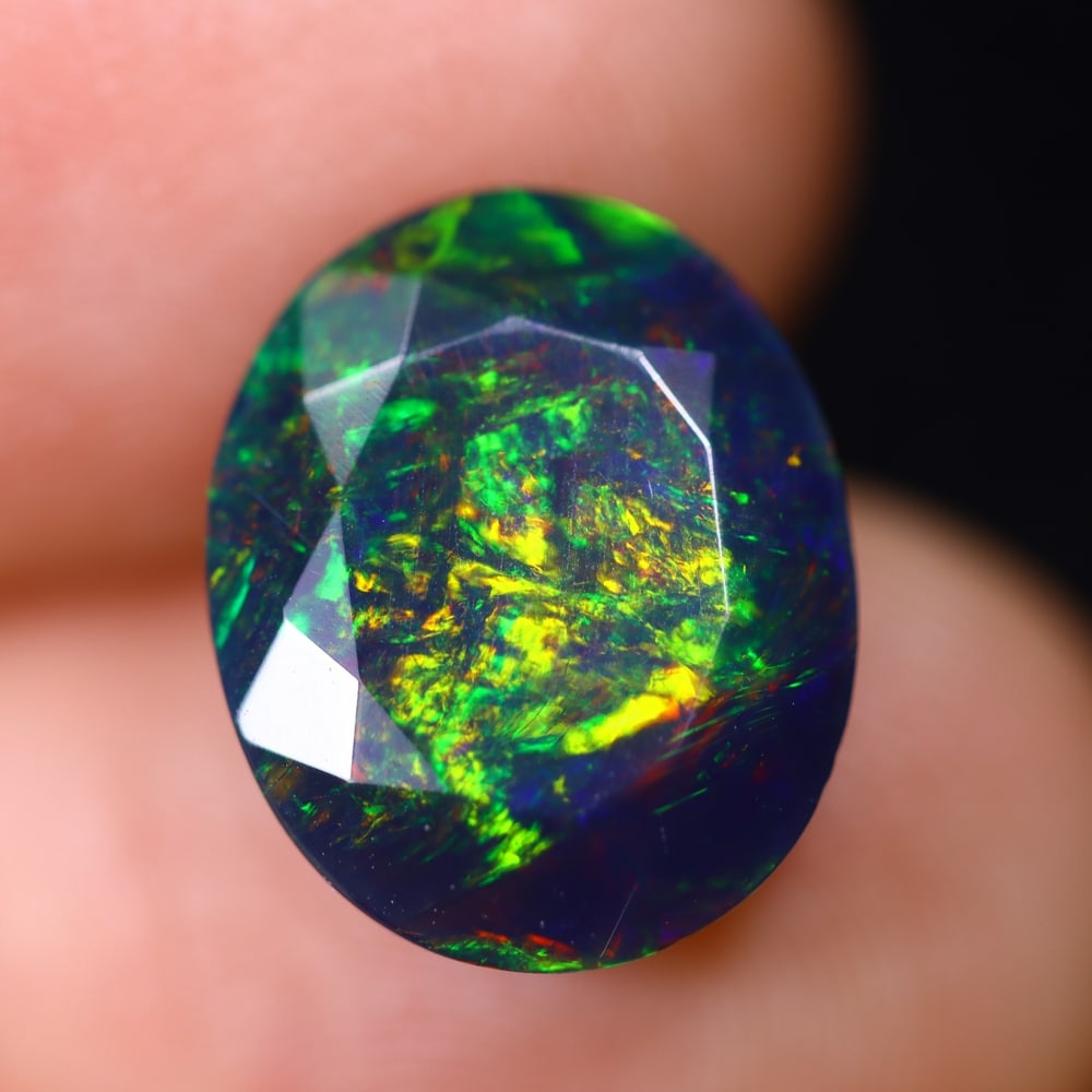 4.06Ct Welo Black Opal - Ethiopian Opal - Faceted Polished , 1233E: Ksmith Heritage Auctioneers Subject: Natural Ethiopian Welo Black Opal Origin: Ethiopia Carat Weight: 4.06Ct Dimension: 13.7x11.1x6.3 mm Treatment: Smoked Type: Faceted, P