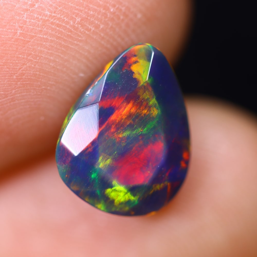 1.92Ct Welo Black Opal - Ethiopian Opal - Faceted Polished , 1105E: Ksmith Heritage Auctioneers Subject: Natural Ethiopian Welo Black Opal Origin: Ethiopia Carat Weight: 1.92Ct Dimension: 11.2x8.7x4.9 mm Treatment: Smoked Type: Faceted, Po