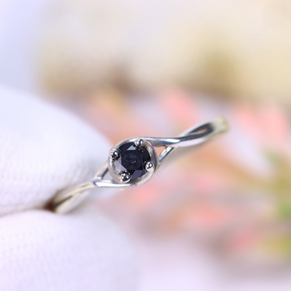 0.98g Natural Diamond Sterling Silver 925 Ring - Size US 5 - Total Diamond 0.18ct, 306D: Ksmith Heritage Auctioneers Subject: Natural Diamond Ring (925)