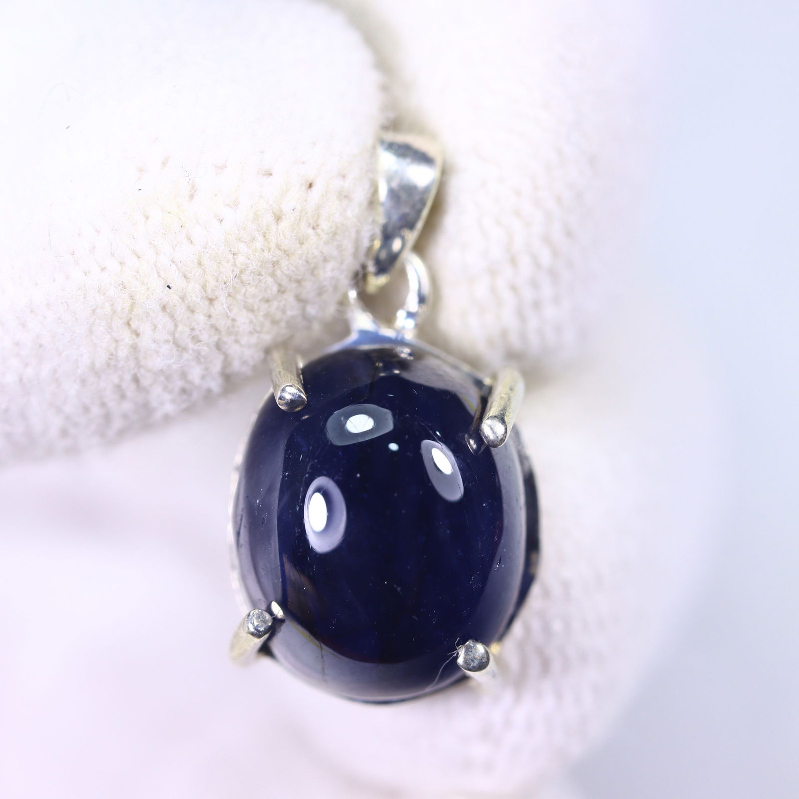 3.08g Blue Sapphire Sterling Silver 925 Pendant - Stone size approx 11x10x7mm, 338DD: Ksmith Heritage Auctioneers Subject: Blue Sapphire Pendant (925)