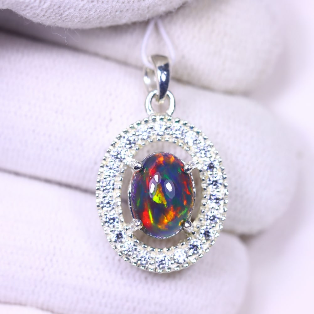 Silver Pendant with Ethiopian Black Opal 3.5grams - 925 Sterling Silver, 2B: Ksmith Heritage Auctioneers Subject: Opal & Simulated Diamond Silver Pendant Carat Weight: 3.5 grams (approx.) Dimension: Opal 10x7mm, Pendant 22x15mm