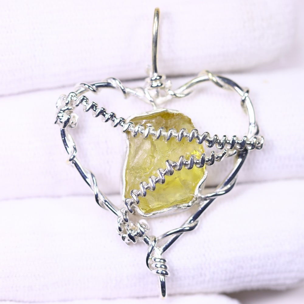 5.76g Crystal Rock Wire Wrap Pendant - 925 Silver , 255E: Ksmith Heritage Auctioneers Subject: Natural Crystal Rock Pendant Origin: Asia Type: Pendant