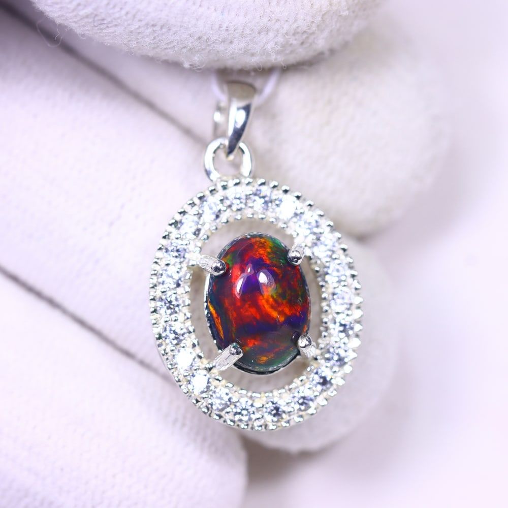 Silver Pendant with Ethiopian Black Opal 3.5grams - 925 Sterling Silver , 1059E: Ksmith Heritage Auctioneers Subject: Opal & Simulated Diamond Silver Pendant Carat Weight: 3.5 grams (approx.) Dimension: Opal 10x7mm, Pendant 22x15mm