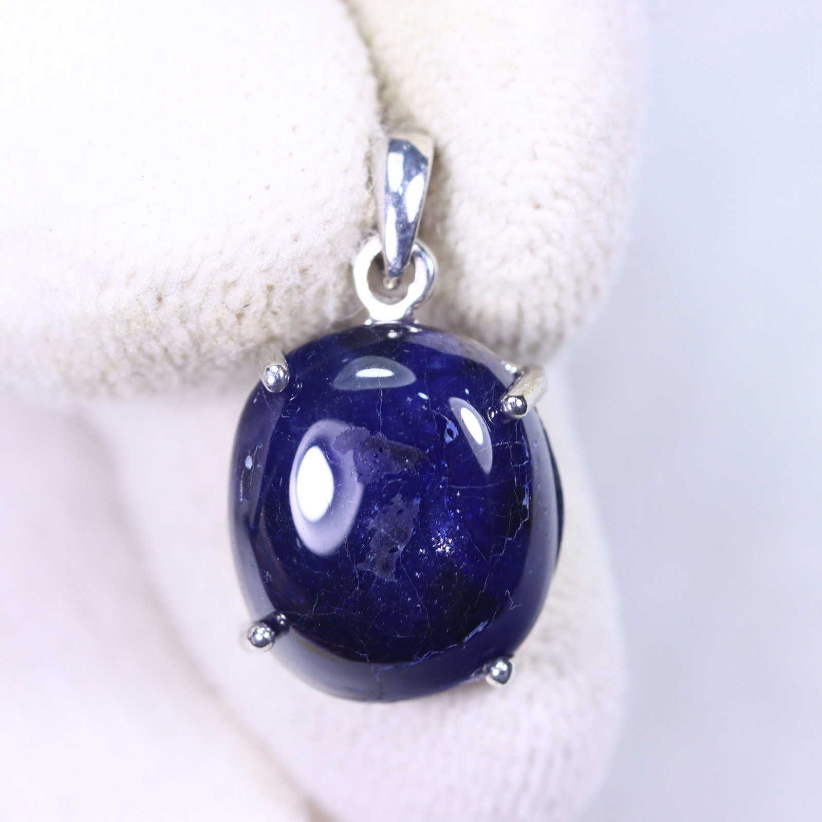 3.02g Blue Sapphire Sterling Silver 925 Pendant - Stone size approx 13x11x6mm, 354DD: Ksmith Heritage Auctioneers Subject: Blue Sapphire Pendant (925)
