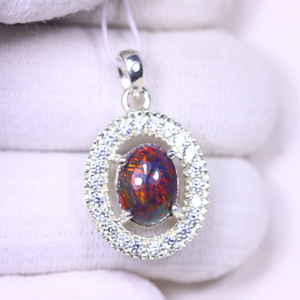 Silver Pendant with Ethiopian Black Opal 3.5grams - 925 Sterling Silver , 198E: Ksmith Heritage Auctioneers Subject: Opal & Simulated Diamond Silver Pendant Carat Weight: 3.5 grams (approx.) Dimension: Opal 10x7mm, Pendant 22x15mm
