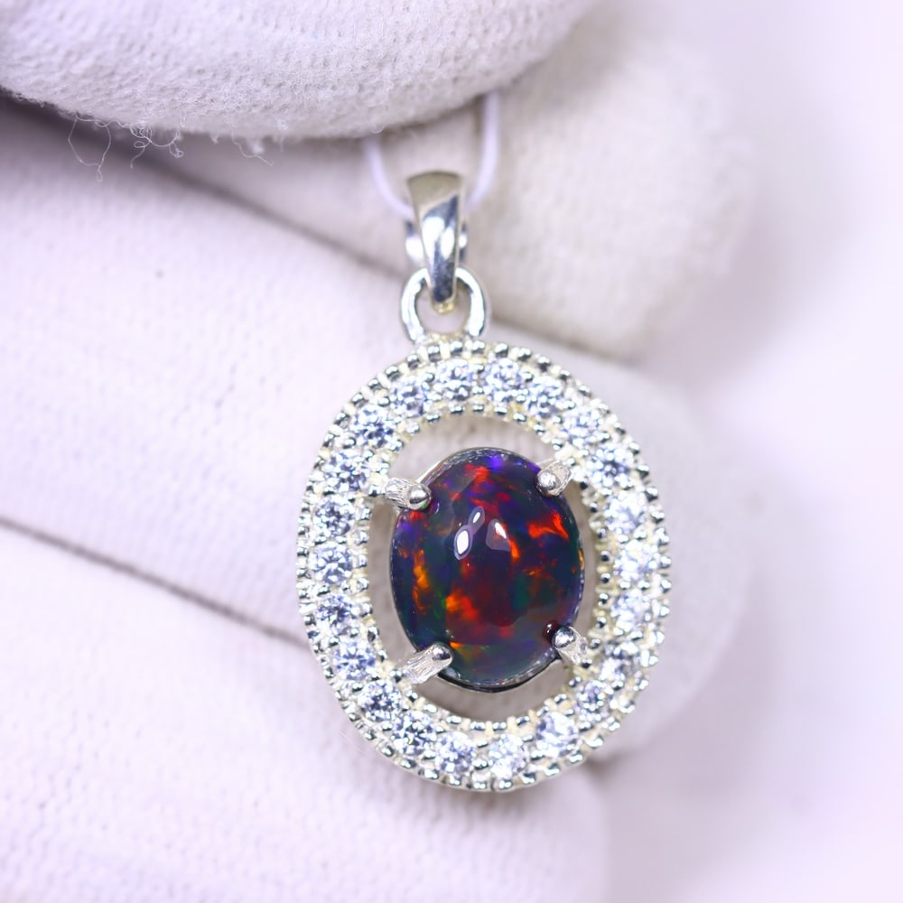 Silver Pendant with Ethiopian Black Opal 3.5grams - 925 Sterling Silver, 455B: Ksmith Heritage Auctioneers Subject: Opal & Simulated Diamond Silver Pendant Carat Weight: 3.5 grams (approx.) Dimension: Opal 10x7mm, Pendant 22x15mm