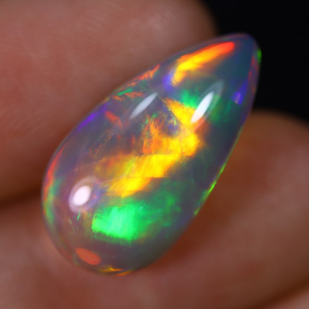 *7.82Ct Welo Opal Polished - Ethiopian Opal , 118E: Ksmith Heritage Auctioneers Subject: Natural Ethiopian Welo Opal Origin: Ethiopia Carat Weight: 7.82Ct Dimension: 20.7x10.8x6.6 mm Treatment: Natural Untreated Type: Caboc