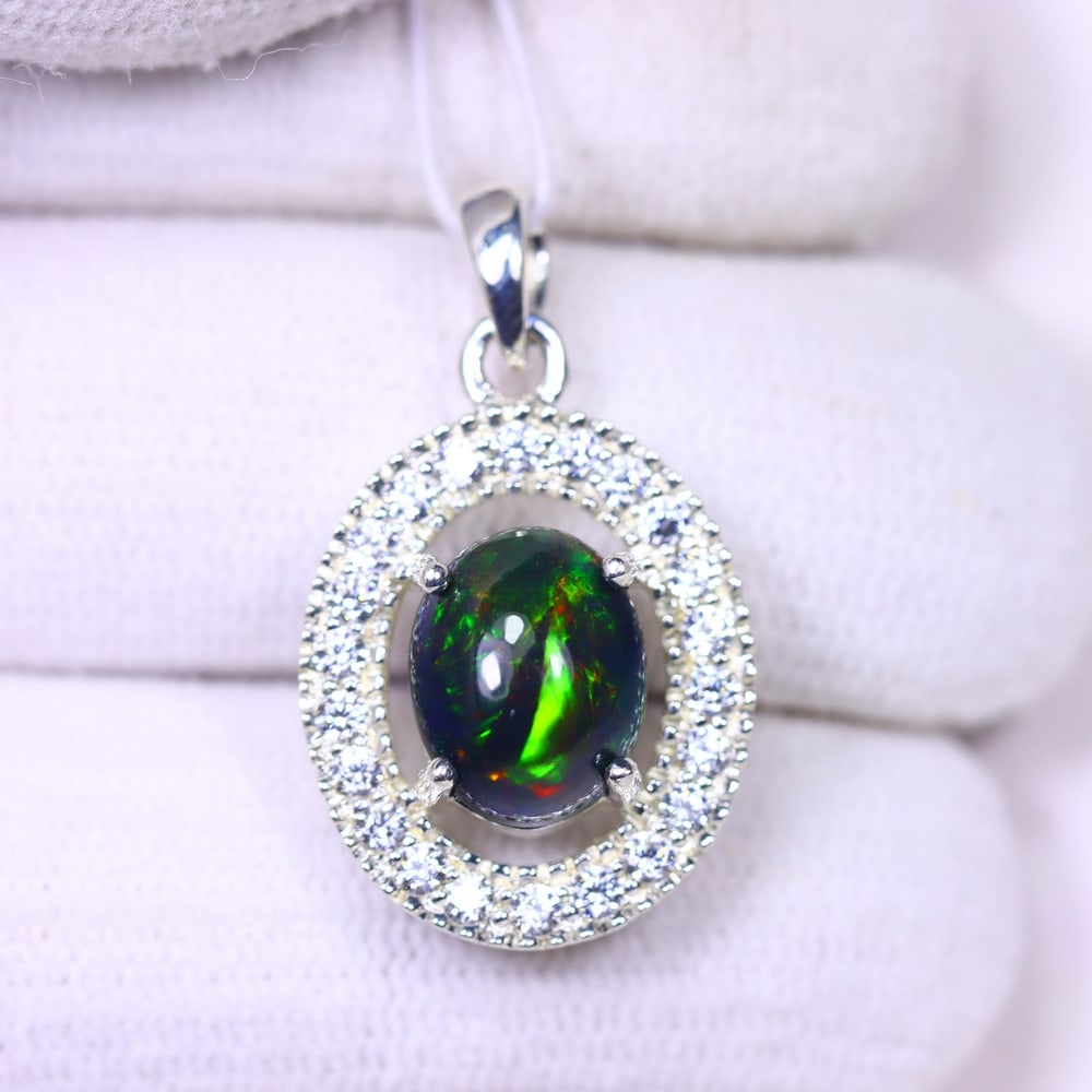 Silver Pendant with Ethiopian Black Opal 3.5grams - 925 Sterling Silver, 384B: Ksmith Heritage Auctioneers Subject: Opal & Simulated Diamond Silver Pendant Carat Weight: 3.5 grams (approx.) Dimension: Opal 10x7mm, Pendant 22x15mm