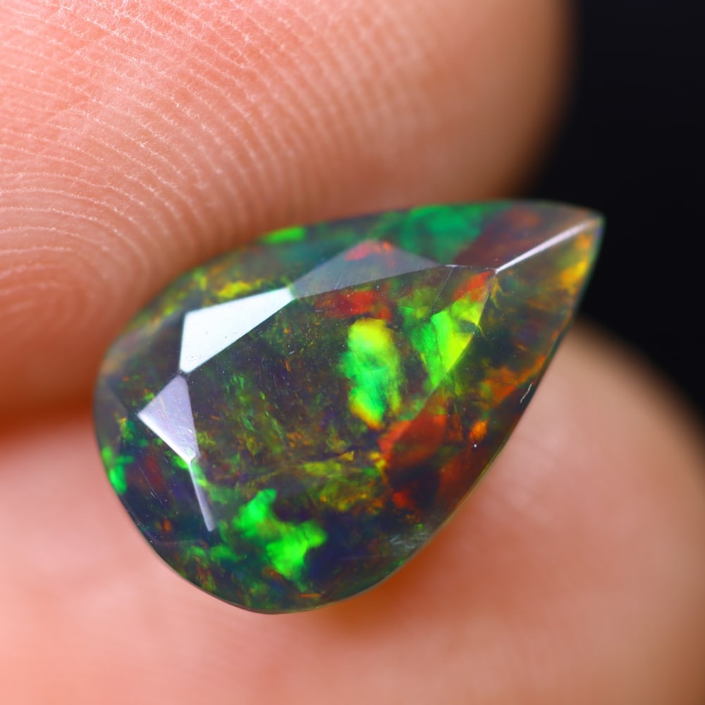 1.83Ct Welo Black Opal Polished - Ethiopian Opal , 881E: Ksmith Heritage Auctioneers Subject: Natural Ethiopian Welo Black Opal Origin: Ethiopia Carat Weight: 1.83Ct Dimension: 12.5x8.3x5 mm Treatment: Smoked Type: Faceted, Poli