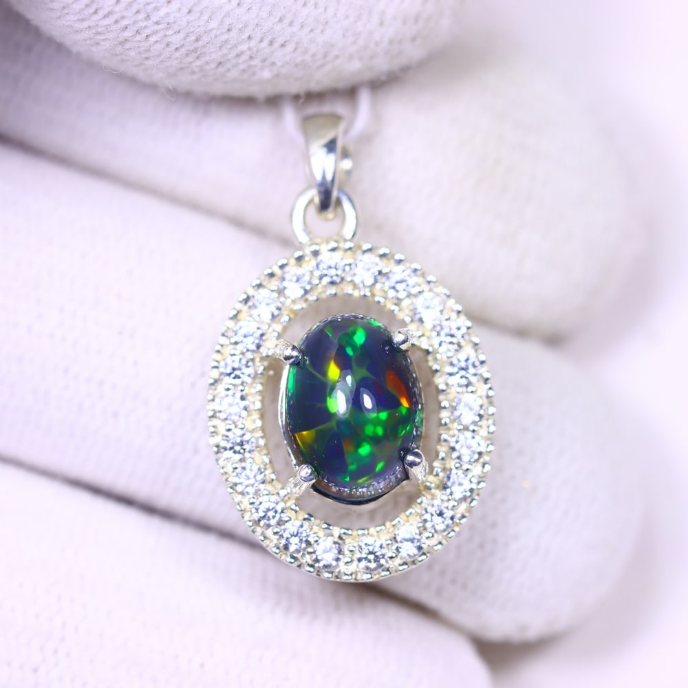 Silver Pendant with Ethiopian Black Opal 3.5grams - 925 Sterling Silver , 10E: Ksmith Heritage Auctioneers Subject: Opal & Simulated Diamond Silver Pendant Carat Weight: 3.5 grams (approx.) Dimension: Opal 10x7mm, Pendant 22x15mm
