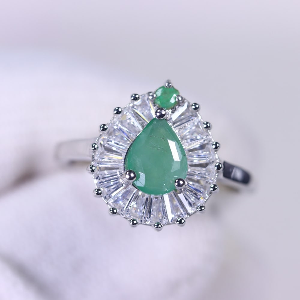 Ring US7 Emerald & Simulated CZ - 925 Sterling Silver, 799B: Ksmith Heritage Auctioneers Subject: Natural Emerald & Simulated CZ Origin: Thailand Carat Weight: 4.01g Dimension: Gemstone 5x7mm Type: Ring